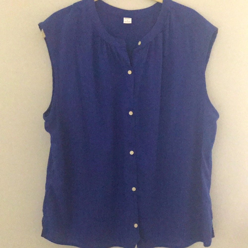 Old Navy button down sleeveless shirt